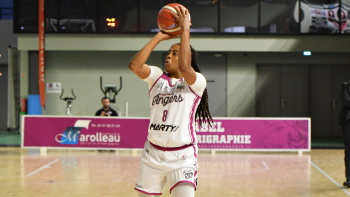 Jasmine Bailey plane avec Angers