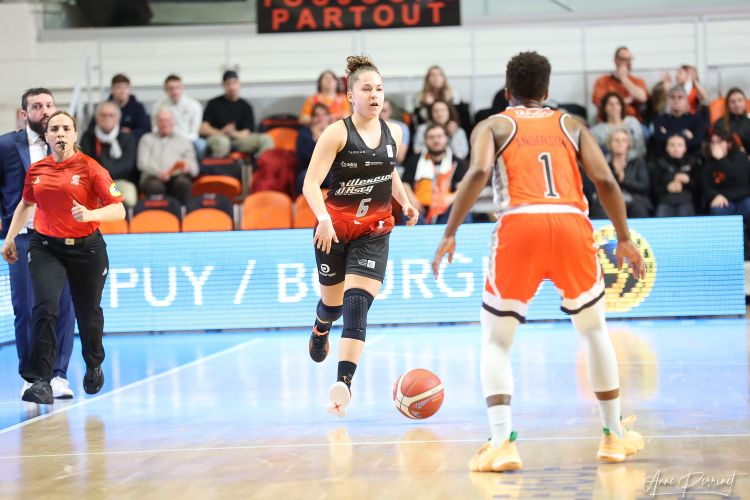 Villeneuve d’Ascq renversant, Lyon seul en tête